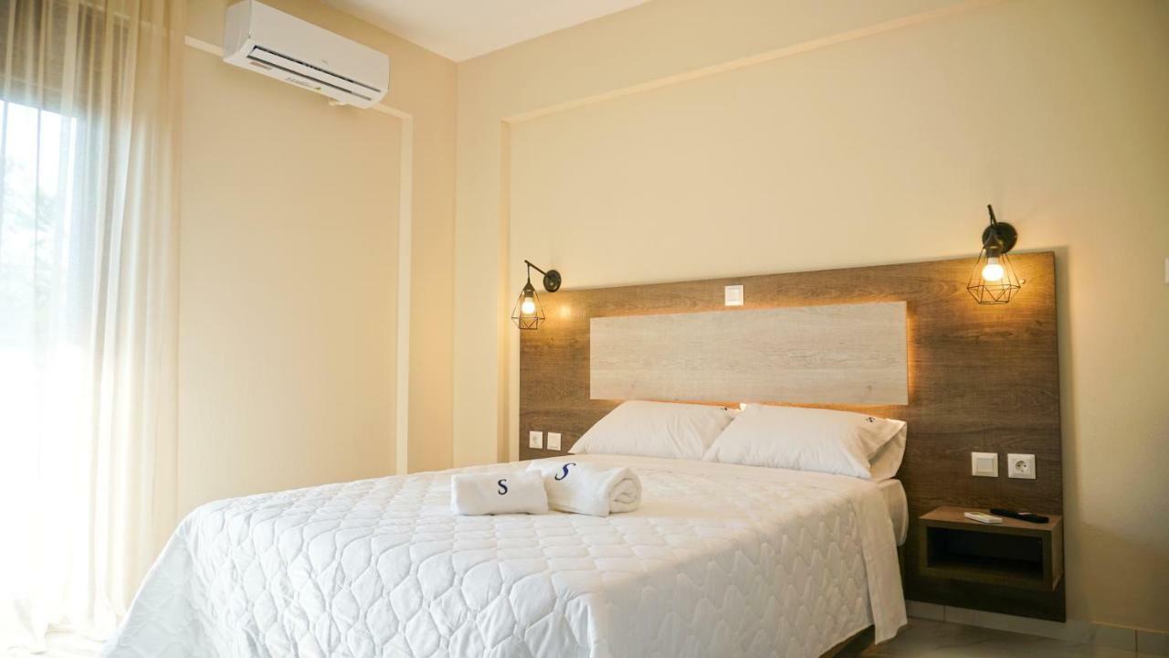 Sinodinos Deluxe Apartments Afytos Exteriör bild